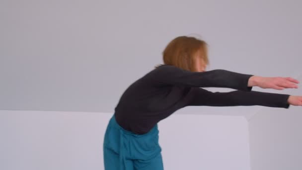 Närbild shoot av unga ganska begåvade kvinnliga utför en känslomässig Dans i det tomma rummet inomhus i en platt — Stockvideo