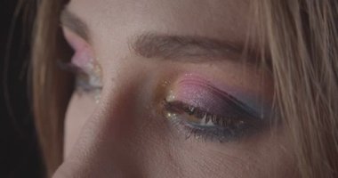 Sevimli glitter makyaj ile gözleri ile genç büyüleyici kafkas kısa saçlı kadın yüzü Closeup portre mutlu ifade ile kameraya bakarak
