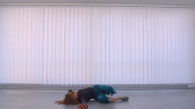 Dairede boş odada duygusal bir dans gerçekleştiren genç sevimli esnek kadın Motion shoot