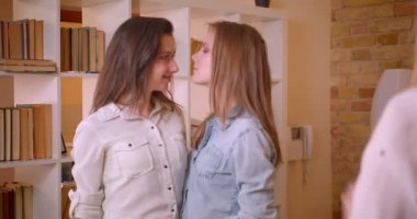 Genç güzel lezbiyen çift bir düz satın alma ve birlikte mutlu olmak bir emlakçı anahtarları alma Closeup ateş