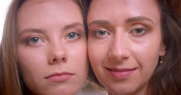 Genç güzel lezbiyen çift in closeup çekim mutlu birlikte kamera bakarak gülümseyerek — Stok video