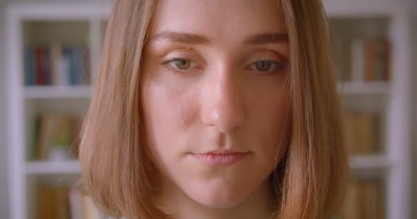 Portrait de caucasienne jeune étudiante levant les yeux regardant calmement dans la caméra à la maison . — Video