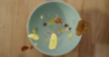 Müsli kahvaltısının closeup üst çekimi masanın üstündeki kaseye bırakılıyor