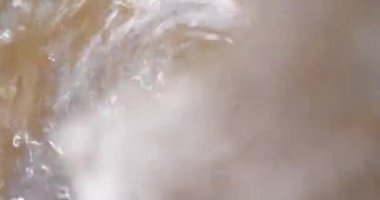 Masanın üzerinde duran cam dökülen ferahlatıcı su Closeup üst ateş