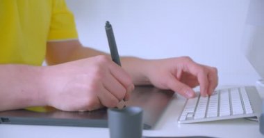 Ofiste kapalı grafik dokunmatik ekranda yazarak tasarımcı ellerin Closeup ateş