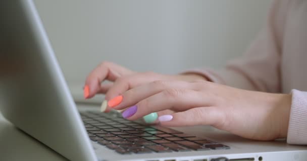 Primer plano vista lateral disparar de manos de mujer de negocios con hermosa manicura mecanografía en el portátil en el interior de la oficina — Vídeo de stock