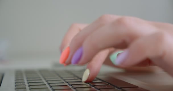 Tiro de close-up de mãos de mulher de negócios com a bela manicura usando o computador portátil em casa no escritório — Vídeo de Stock