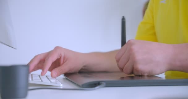 Close-up schieten van ontwerper handen typen op de grafische touchpad werken binnenshuis in het kantoor — Stockvideo