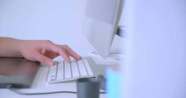 Seitliches Nahaufnahme-Shooting von Designerhänden beim Tippen auf dem grafischen Touchpad beim Arbeiten und Bearbeiten in Innenräumen im Büro — Stockvideo