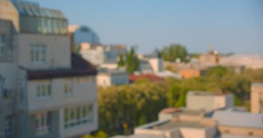 Bulanık odak ile sıcak yaz gündüz şehir sokaklarıhavadan görünümü ateş