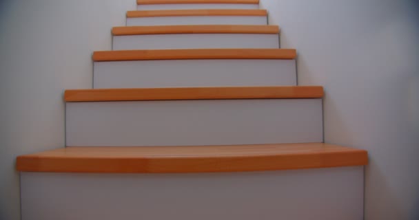 Primer plano de la escalera en el acogedor apartamento con interior moderno que se dirige hacia arriba — Vídeos de Stock