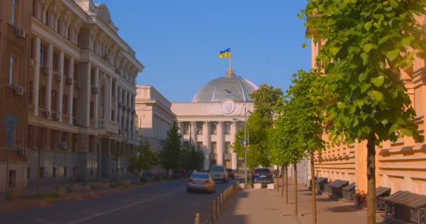 Зйомка міського пейзажу з урядовими будівлями в спекотний літній день — стокове відео