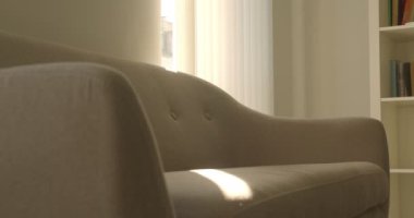 Güzel güneş ışığı ile rahat odada kanepenin Closeup ateş