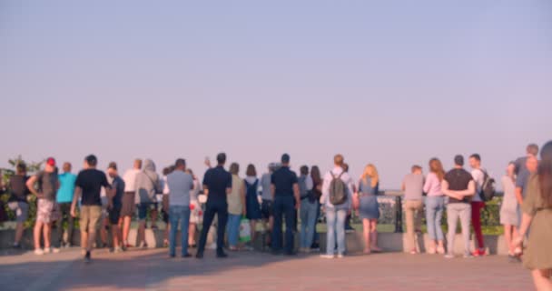 Gezide popüler turistik noktada duran turistlerin arka görüş çekimi — Stok video