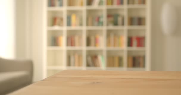 Disparo de las estanterías con libros en la biblioteca en el interior con fondo borroso — Vídeos de Stock