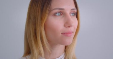Beyaz üzerine izole edilmiş arka planlı kameraya mutlu bir şekilde bakan gülümseyen genç, beyaz beyaz beyaz beyaz ın closeup portresi