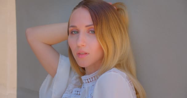 Close-up portret van jonge mooie blanke vrouw poseren in de voorkant van de camera — Stockvideo