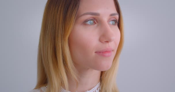 Close-up portret van jonge mooie blanke vrouwelijke glimlachend graag kijken naar camera met achtergrond geïsoleerd op wit — Stockvideo