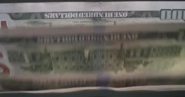 기계 뱅킹 작업에서 처리되는 달러 돈의 클로즈업 촬영 — 비디오