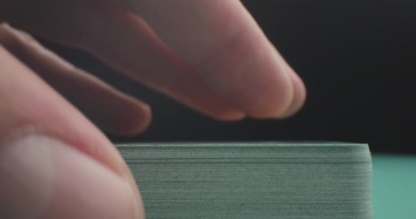 Close-up schieten van mannelijke hand het nemen van een kaart van het dek in het pokerspel — Stockvideo