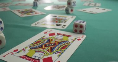 Casino'da masaya yatırılanın kumar ve poker için kart ve zarların closeup çekimi