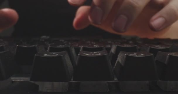 Närbild shoot av manliga kaukasiska fingrar att skriva på tangentbordet på datorn inomhus. Webbutvecklare som arbetar hemma — Stockvideo