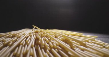 Siyah izole arka plan ile parlak İtalyan makarna spagetti türü Closeup makro ateş