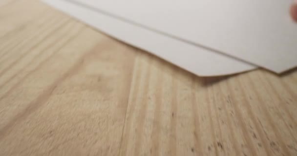 Nahaufnahme Bewegung Shooting von Marker Schrift auf dem Papier. Handschrift auf dem Blatt — Stockvideo