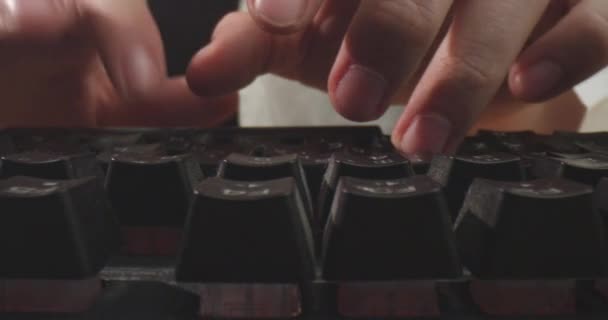 Brote de primer plano de los dedos caucásicos masculinos escribiendo en el teclado de la computadora en el interior. Empresario trabajando en casa — Vídeos de Stock