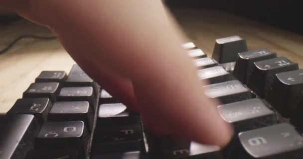 Close-up schieten van mannelijke vingers typen op het toetsenbord van de computer binnenshuis — Stockvideo