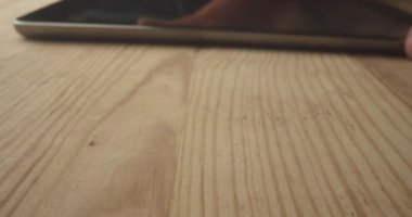 Telefonda kayan erkek parmaklarının yakın çekim çekimi. Modern cihazın kapalı mekanlarda kullanımı