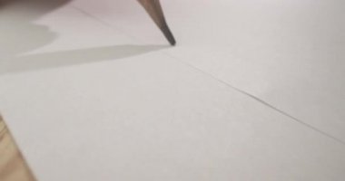 Kağıt üzerinde bir çizgi çizerek kalem Closeup ateş. Yaratıcı bir sanatçının çalışmaları