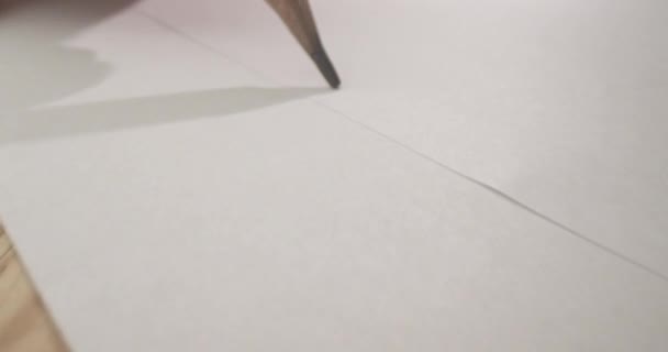 Primer plano brote de lápiz dibujando una línea en el papel. Obra de un artista creativo — Vídeos de Stock