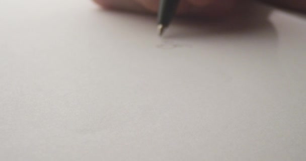 Closeup shoot van pen schrijven een brief op het papier. Handschrift van woorden op het blad — Stockvideo