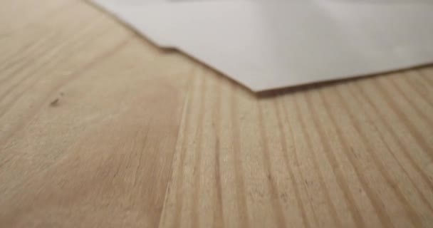 Tiro de perto da mão escrevendo uma carta no papel com um marcador. Manuscrito na folha — Vídeo de Stock