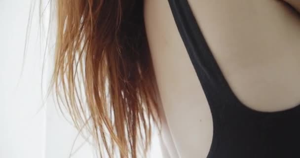 Крупним планом вид з боку знімання молодої сексуальної білої жінки в чорному комбінезоні — стокове відео