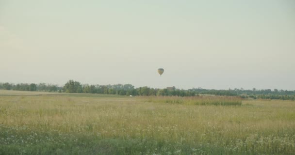 Красивая съемка горячего воздушного баллона, летящего в небе outdoots в сельской местности — стоковое видео