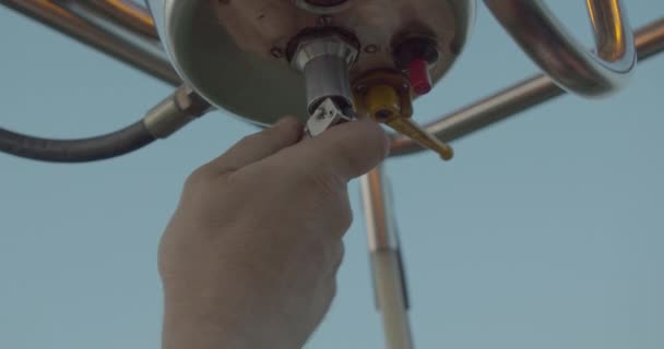 Крупный план стрелять мужской руки надув и поднимая воздушный шар для полета — стоковое видео