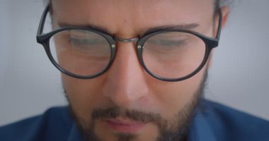 At kuyruğu konsantre olan gözlükte ilerleyen kafkas serbest çalışan kameraya bakışları açar ve hoş bir şekilde gülümsüyor.