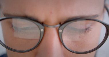 At kuyruklu gözlüklü progresif kafkas serbest çalışan elektronik cihaz dikkatli kamera gözleri yükseltmek ile çalışır.