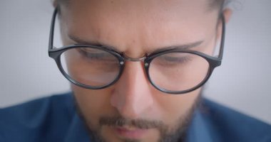 At kuyruklu gözlükte progresif kafkas serbest çalışan kamera nın düşünceli ve ciddi olmasına dönüşüyor.