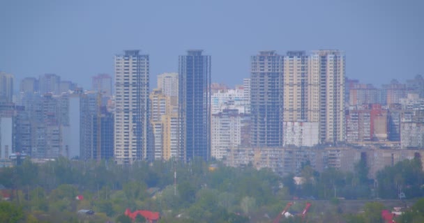 Widok z lotu ptaka z pięknego miejskiego krajobrazu miasta w gorącym sezonie letnim z błękitnym niebem na tle — Wideo stockowe