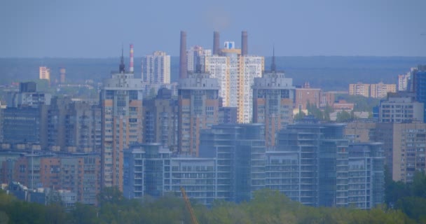 푸른 하늘을 배경으로 여름철 아름다운 도시 산업 도시 건축의 공중 보기 촬영 — 비디오