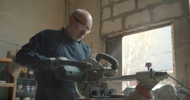 Seniorchef bei der Holzbearbeitung mit konzentriertem und seriösem Headsaw-Schnitt. — Stockvideo