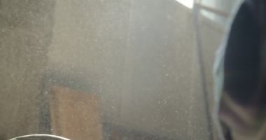 Bulanık arka plan üzerinde ahşap üretiminde havada uçan talaş.