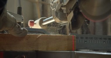 Yakın çekim headsaw üretim de küçük kareler içine ahşap oyma.