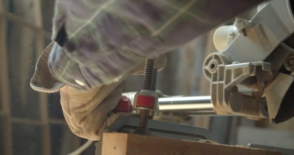 Nahaufnahme Porträt der Hände eines leitenden Tischlers beim Bohren des Holzes bei der Herstellung. — Stockvideo