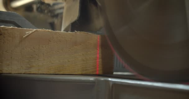 Primer plano de un trozo de madera cortado con una sierra eléctrica cortada en la fabricación . — Vídeos de Stock