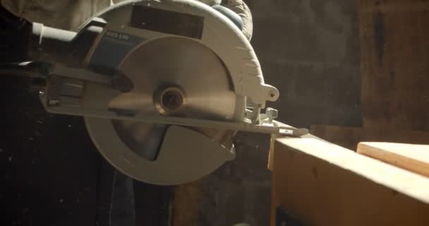 Close-up shot van slijpmachine polijsten van het houten bord bij hout fabricage. — Stockvideo