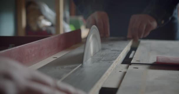 Primer plano de la sierra de cabeza cortar las tablas de madera en la fabricación  . — Vídeo de stock